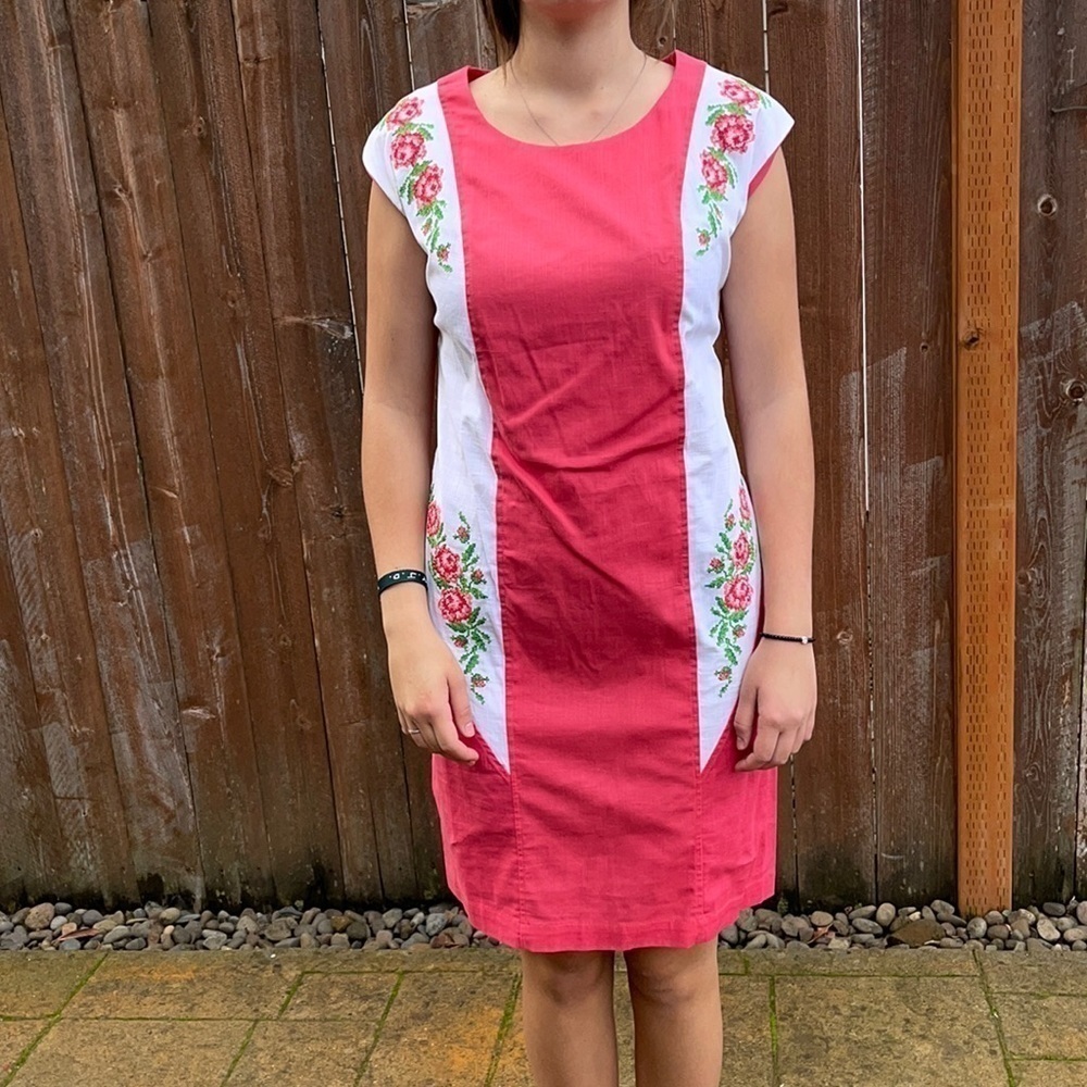 WOMEN’S linen dress with embroidery